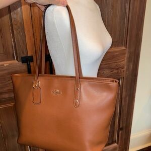 Coach Brown Tote Bag. Timeless design. Excellent condition!!
